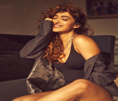 "Don't know Telugu but will learn it" says 'Tiger Nageswara Rao' actress Gayatri Bharadwaj "Don't know Telugu but will learn it" says 'Tiger Nageswara Rao' actress Gayatri Bharadwaj