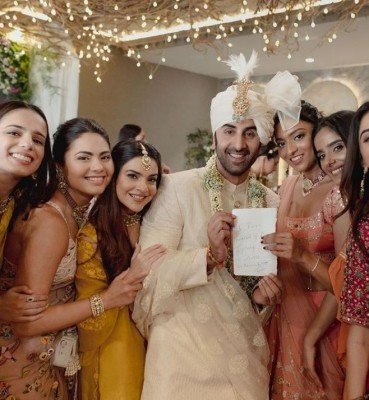 Ranbir-Alia wedding: New pic shows Ranbir pledging Rs 12 lakh to bridesmaids Ranbir-Alia wedding: New pic shows Ranbir pledging Rs 12 lakh to bridesmaids