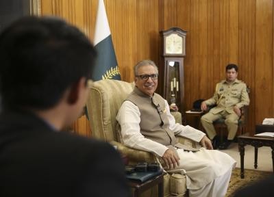 Pak President urged to unshackle himself from Imran's 'slavery' Pak President urged to unshackle himself from Imran's 'slavery'