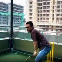Aamir Khan plays box cricket, talks about sharing a 'kahani' on April 28