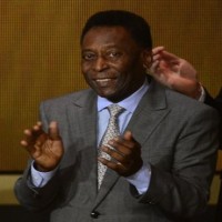 Pele leaves hospital after cancer treatment