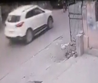 Car runs over senior citizen couple in Delhi; man dies, wife critical Car runs over senior citizen couple in Delhi; man dies, wife critical