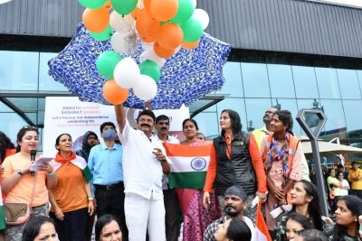 T'gana launches distribution of 1.20 cr national flags