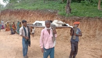 Tribal woman's body carried on cot for post-mortem in MP's Singrauli Tribal woman's body carried on cot for post-mortem in MP's Singrauli