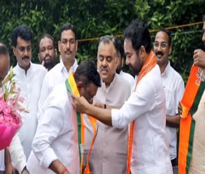 Congress leader Dasoju Sravan joins BJP Congress leader Dasoju Sravan joins BJP
