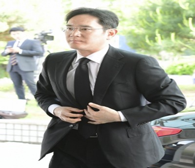 Samsung boss expected to solidify leadership after receiving pardon Samsung boss expected to solidify leadership after receiving pardon
