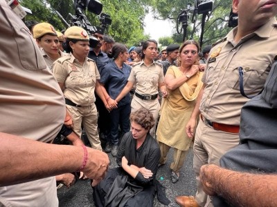 Cong's protest march to PM's residence foiled, Priyanka detained Cong's protest march to PM's residence foiled, Priyanka detained