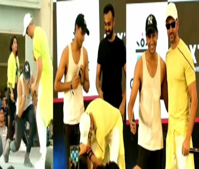 Hrithik touches fan's feet, netizens call him 'most humble superstar' Hrithik touches fan's feet, netizens call him 'most humble superstar'