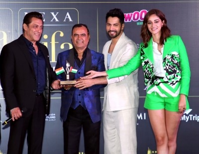 Outdoor media mogul presented IIFA trophy by Salman, Varun, Ananya Outdoor media mogul presented IIFA trophy by Salman, Varun, Ananya
