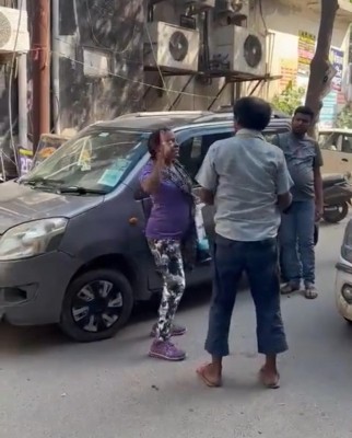 Noida: Woman slaps e-rickshaw driver 17 times in 90 secs, arrested Noida: Woman slaps e-rickshaw driver 17 times in 90 secs, arrested
