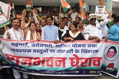 Cong workers clash with police in Patna, stopped from going to Guv House Cong workers clash with police in Patna, stopped from going to Guv House