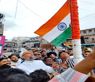Owaisi brothers hoist Tricolour in Hyderabad Owaisi brothers hoist Tricolour in Hyderabad