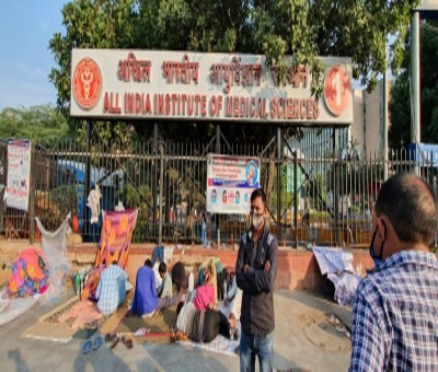 AIIMS students protest against admn over death of paramedical student AIIMS students protest against admn over death of paramedical student