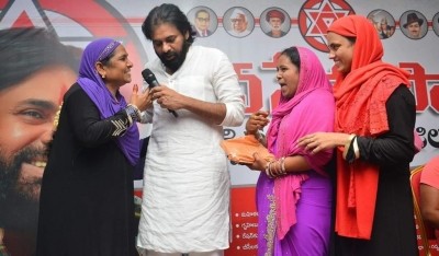 Pawan Kalyan accepts KTR's handloom challenge Pawan Kalyan accepts KTR's handloom challenge
