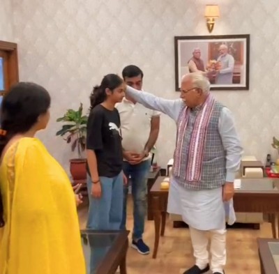 Phogat's family meets Haryana CM, seeks CBI probe Phogat's family meets Haryana CM, seeks CBI probe