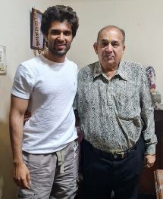 Deverakonda meets Maratha Mandir owner Manoj Desai, clears the air