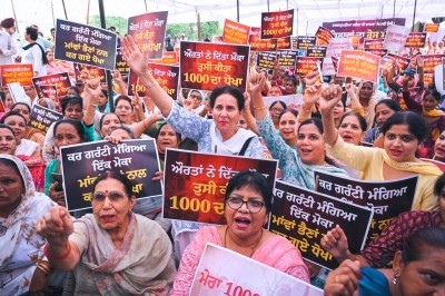 Protest against AAP govt's failure in Punjab to provide Rs 1,000 per month to women Protest against AAP govt's failure in Punjab to provide Rs 1,000 per month to women