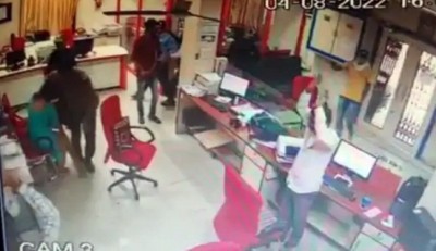 Robbers loot Rs 44L from Union Bank's Gujarat branch, one held Robbers loot Rs 44L from Union Bank's Gujarat branch, one held