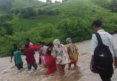 Gujarat: Villagers carry pregnant woman to hospital on shoulder Gujarat: Villagers carry pregnant woman to hospital on shoulder