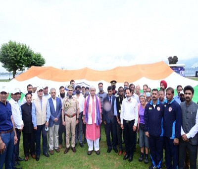 7,500 sq ft Tricolour displayed at Dal Lake 7,500 sq ft Tricolour displayed at Dal Lake