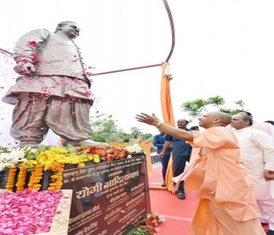 Yogi unveils Kalyan Singh's statute Yogi unveils Kalyan Singh's statute