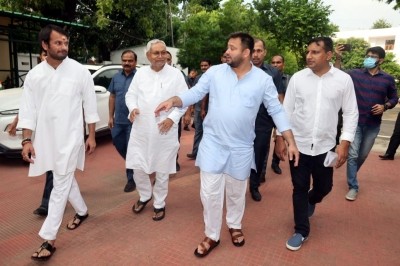 After quitting, Nitish goes to Rabri Devi's house to meet Tejashwi After quitting, Nitish goes to Rabri Devi's house to meet Tejashwi