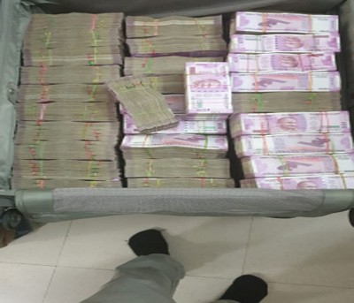 I-T raids 2 business firms in Maharashtra, Rs 56 cr cash seized I-T raids 2 business firms in Maharashtra, Rs 56 cr cash seized