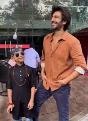 Kartik Aaryan has an adorable fan moment with little 'Rooh Baba' Kartik Aaryan has an adorable fan moment with little 'Rooh Baba'