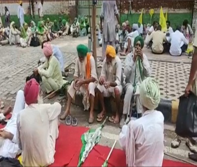 Farmers reach Jantar Mantar, Delhi borders witness massive jams Farmers reach Jantar Mantar, Delhi borders witness massive jams