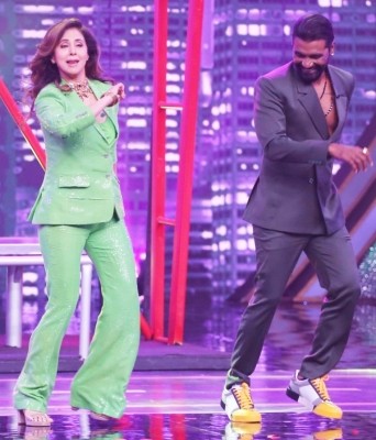 Urmila recalls how Remo D'Souza performed as background dancer in 'Rangeela Re' Urmila recalls how Remo D'Souza performed as background dancer in 'Rangeela Re'