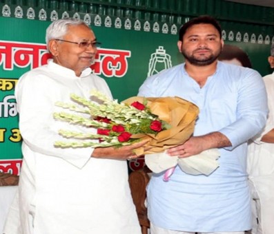 Nitish, Tejashwi Yadav go to Raj Bhavan to stake claim for for new government Nitish, Tejashwi Yadav go to Raj Bhavan to stake claim for for new government