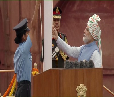 PM Modi hoists Tricolour at Red Fort; remebers freedom fighters PM Modi hoists Tricolour at Red Fort; remebers freedom fighters