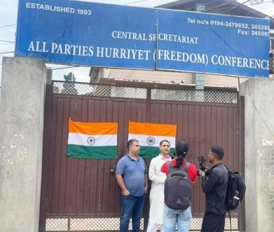 Tricolour affixed on gate of Hurriyat Conference office in Srinagar