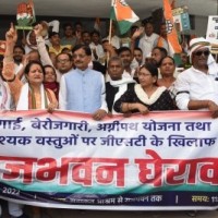 Cong workers clash with police in Patna, stopped from going to Guv House