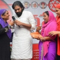 Pawan Kalyan accepts KTR's handloom challenge