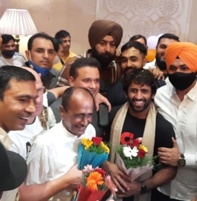 Wear mask and stay safe, Bajrang urges fans at IGI Airport Wear mask and stay safe, Bajrang urges fans at IGI Airport