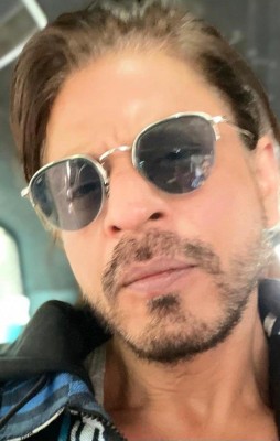 Shah Rukh Khan thanks 'Chak De India' girls for making him the 'gunda' Shah Rukh Khan thanks 'Chak De India' girls for making him the 'gunda'