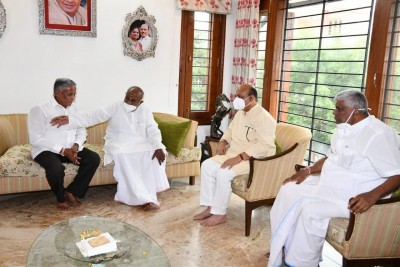 Bommai meets ex-PM Deve Gowda, seeks blessings Bommai meets ex-PM Deve Gowda, seeks blessings