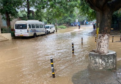 Heavy rains lash Gurugram, disrupt traffic movements in many areas Heavy rains lash Gurugram, disrupt traffic movements in many areas