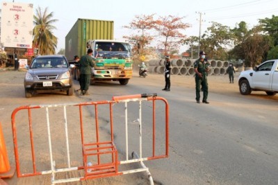 Truck transporting Cambodian garment workers crashes, kills 3 Truck transporting Cambodian garment workers crashes, kills 3