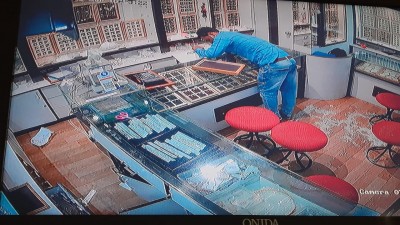 K'taka Police cracks jewellery store shootout & dacoity case, 6 arrested K'taka Police cracks jewellery store shootout & dacoity case, 6 arrested