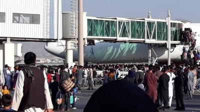 Chaos as people running around in Kabul airport to board flights Chaos as people running around in Kabul airport to board flights