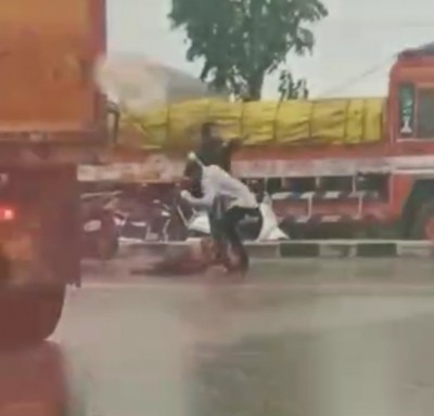 Video of miscreants assaulting youth goes viral in K'taka Video of miscreants assaulting youth goes viral in K'taka
