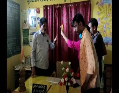 'Pervert' Karnataka headmaster thrashed for sending lewd messages to nurse 'Pervert' Karnataka headmaster thrashed for sending lewd messages to nurse