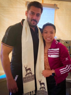 Salman Khan meets Olympic medallist Mirabai Chanu Salman Khan meets Olympic medallist Mirabai Chanu
