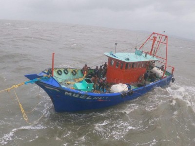 Sri Lankan Navy pelted stones at Indian fishing boats: TN officials Sri Lankan Navy pelted stones at Indian fishing boats: TN officials