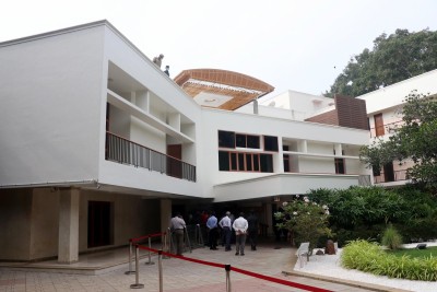 Jayalalithaa's legal heirs, Deepa and Deepak, take possession of Poes Garden residence Jayalalithaa's legal heirs, Deepa and Deepak, take possession of Poes Garden residence