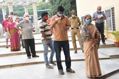 Polling begins for 25 seats of K'taka Legislative Council Polling begins for 25 seats of K'taka Legislative Council