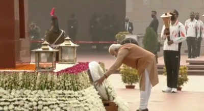 PM lays wreath at National War Memorial, recalls valour of armed forces PM lays wreath at National War Memorial, recalls valour of armed forces