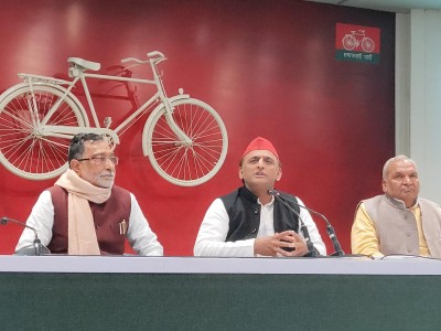 Akhilesh alleges phone tapping by Yogi govt